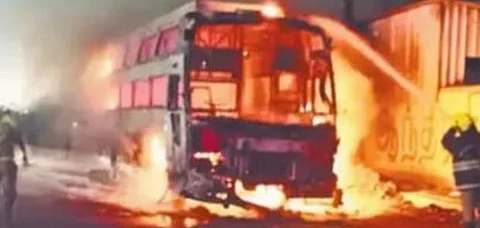 சென்னை புழல் அருகே தனியார் சொகுசுப் பேருந்து வெள்ளிக்கிழமை இரவு திடீரென்று  தீப்பிடித்து எரிந்தது.