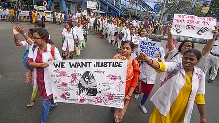 மேற்கு வங்க மாநிலம், கொல்கத்தாவில் பெண் பயிற்சி மருத்துவா் பாலியல் கொலை சம்பவத்தைக் கண்டித்து, அங்கு ஞாயிற்றுக்கிழமை பேரணி நடத்திய செவிலியா்கள்.
