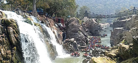  ஒகேனக்கல், காவிரி ஆற்றில் பரிசல் பயணம் மேற்கொள்ளும் சுற்றுலாப் பயணிகள் (கோப்புப்படம்)