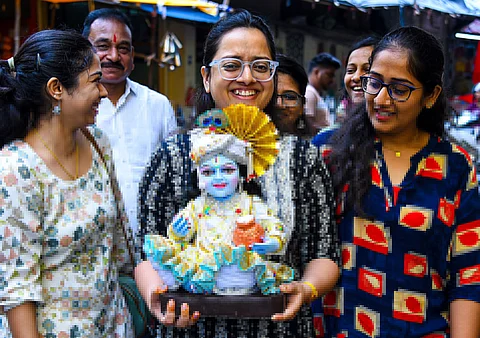 கிருஷ்ண ஜென்மாஷ்டமி முன்னிட்டு நாக்பூரில் கிருஷ்ணர் சிலைகளை ஆர்வமுடன் வாங்கி செல்லும் பெண்கள்.