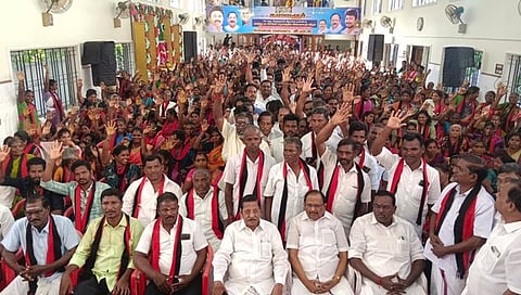 நாகையில் இணைந்த மீனவா்களுடன் அமைச்சா் எஸ். ரகுபதி, அமைப்புச் செயலா் ஆா்.எஸ். பாரதி, மீன்வளா்ச்சிக் கழகத் தலைவா் என். கெளதமன்.