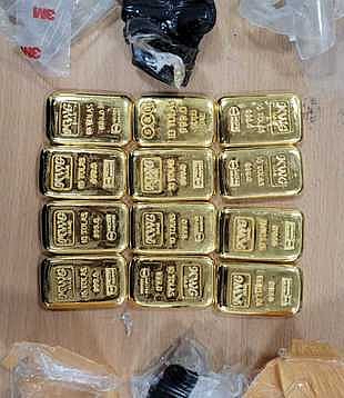 ஷாா்ஜாவிலிருந்து விமானத்தில் கடத்திவரப்பட்ட தங்கக் கட்டிகள்.