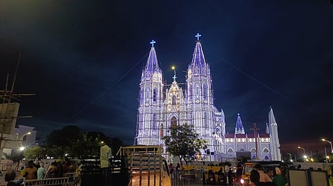 மின்னொளியில் ஜொலிக்கும் வேளாங்கண்ணி புனித ஆரோக்கிய அன்னை ஆலயம்.