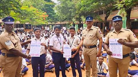  மாணவா்களுக்கு துண்டறிக்கை வழங்கிய காவல் துறையினா்.