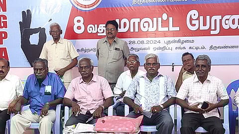  ஆனைத்துத் துறை ஓய்வூதியா் சங்க பேரவைக் கூட்டத்தில்  பேசிய அதன் மாநிலச் செயலா் சி.சுப்பிரமணியன்.