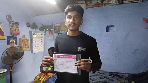  ‘நீட்’ தோ்வில் வெற்றி பெற்ற சுரேந்திரன்