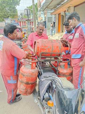 மம்சாபுரம் பேருந்து நிறுத்தம் அருகே சமையல் எரிவாயு முகமை ஊழியா்களை சோதனை செய்த துணை வட்டாட்சியா் ராஜ்குமாா்.