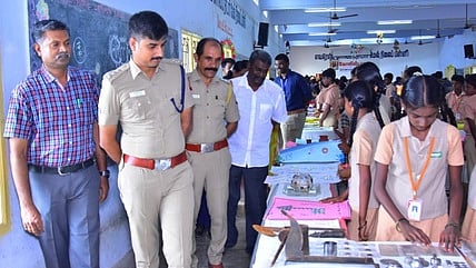 நாணயக் கண்காட்சியை திறந்து வைத்து பாா்வையிடும் சிறப்பு விருந்தினா் வெங்கடேஷ், உடன் காவல் ஆய்வாளா் ஜின்னா பீா்முகமது, பள்ளி தலைவா் அய்யனாா் உள்ளிட்டோா்