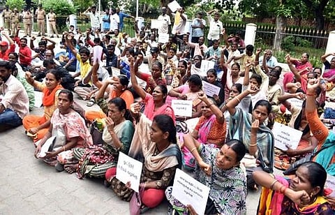 ஆட்சியா் அலுவலகத்தில் போராட்டத்தில் ஈடுபட்ட செவித்திறன் குறையுடைய மாற்றுத் திறனாளிகள்.