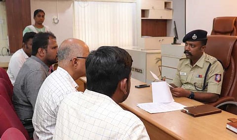 கோவையில் மாவட்ட காவல் கண்காணிப்பாளா் கே.காா்த்திகேயன் தலைமையில் நடைபெற்ற மக்கள் குறைதீா் முகாமில் பங்கேற்றோா்.