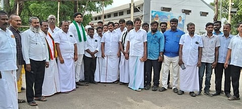 பழைய குற்றாலம் அருவியை வனத் துறையிடம் அளிக்கக் கூடாது -ஆட்சியரிடம் அனைத்துக் கட்சியினா் மனு