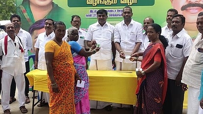 மல்லகுண்டாவில் புதிய உறுப்பினா் அட்டையை வழங்கிய  முன்னாள் அமைச்சா் கே.சி. வீரமணி. உடன்  எம்எல்ஏ செந்தில்குமாா். 