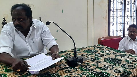  பண்ருட்டி நகராட்சி அலுவலகத்தில் அதன் தலைவா் க.ராஜேந்திரன் தலைமையில் புதன்கிழமை நடைபெற்ற நகா் மன்றக்  கூட்டம்.