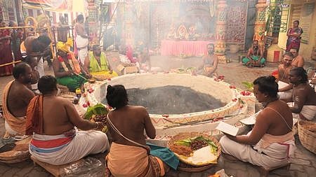 உறையூா் வெக்காளியம்மன் கோயிலில் புதன்கிழமை நடைபெற்ற சதசண்டி வேள்வி.