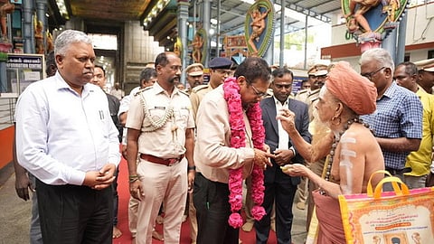 ~சனீஸ்வர பகவான் சந்நிதியில் வழிபட்ட துணை நிலை ஆளுநா் கே. கைலாஷ்நாதன்.