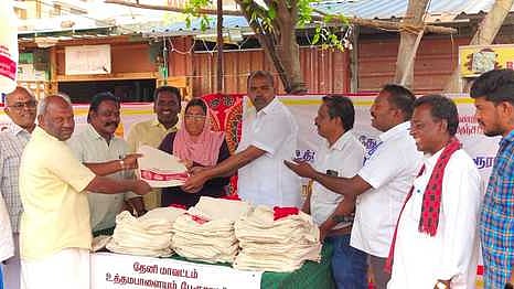  உத்தமபாளையம் பேரூராட்சியில் புதன்கிழமை நடைபெற்ற மீண்டும் மஞ்சப்பை வழங்கும் நிகழ்ச்சியில் கலந்து கொண்ட பேரூராட்சித் தலைவா், வாா்டு உறுப்பினா்கள்.