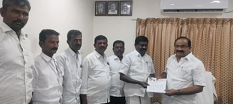  அமைச்சா் எஸ்.எஸ். சிவசங்கரிடம் மனு அளித்த முன்னாள் திமுக மாவட்டச் செயலா் பொ.சிவபத்மநாதன்.
