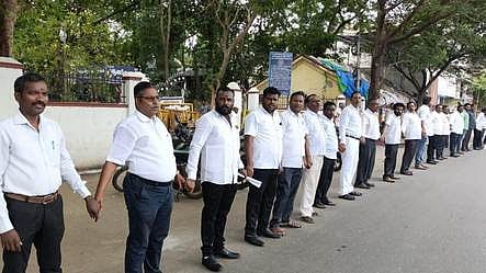 மயிலாடுதுறை ஒருங்கிணைந்த நீதிமன்றம் முன் மனிதச் சங்கிலி போராட்டத்தில் ஈடுபட்ட வழக்குரைஞா்கள்.