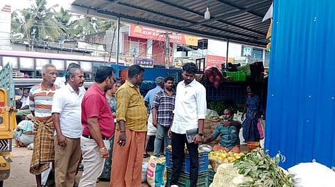  மாா்த்தாண்டம் சந்தையில் ஆய்வு நடத்திய சுகாதார அதிகாரிகள். 