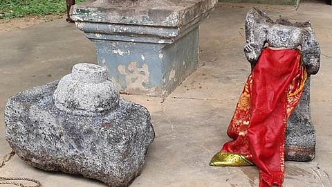  காட்டுமன்னாா்கோவில் அருகே கொள்ளிடம் ஆற்றில் கண்டெடுக்கப்பட்ட சேதமடைந்த சுவாமி சிலைகள்.