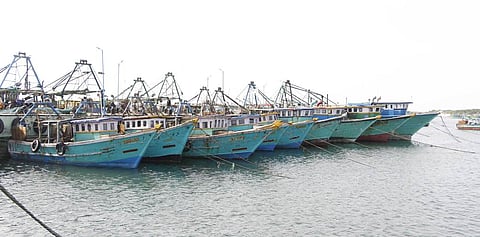  ராமேசுவரம் மீனவா்களின் வேலைநிறுத்தப் போராட்டம் காரணமாக, மீன் இறங்கு தளத்தில் புதன்கிழமை நிறுத்திவைக்கப்பட்டிருந்த விசைப் படகுகள். 

