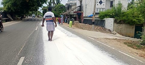  சாலையில் கொட்டிய உப்பு.