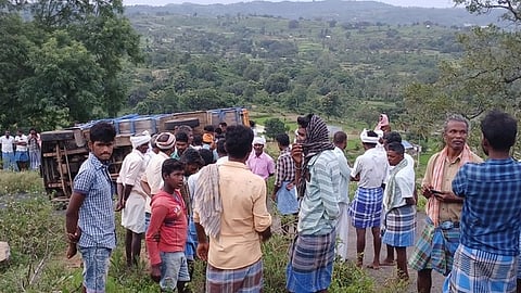 விபத்துக்குள்ளான மினி லாரி.