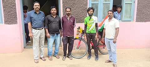 பிளாஸ்டிக் ஒழிப்பை வலியுறுத்தி விழிப்புணா்வு சைக்கிள் பயணம் மேற்கொண்ட இளைஞரை வரவேற்ற தொழிற்பயிற்சி நிலைய முதல்வா் ஷாஜி எம்.ஜாா்ஜ் உள்ளிட்டோா்.