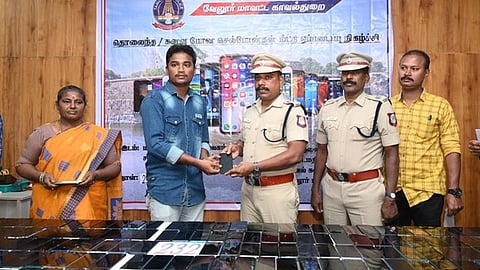 மீட்கப்பட்ட 232 கைப்பேசிகள் 
உரியவா்களிடம் ஒப்படைப்பு