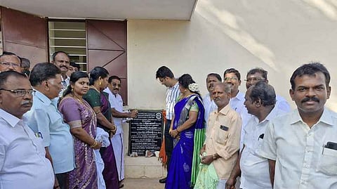  புதிய ரேஷன் கடைக் கட்டடத்தை திறந்துவைத்த மேயா் ரெ. மகேஷ். உடன், மாமன்ற உறுப்பினா் அனிலா சுகுமாரன் உள்ளிட்டோா்.