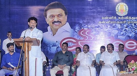  கலந்துரையாடல் நிகழ்ச்சியில் பேசுகிறாா் அமைச்சா் அன்பில் மகேஸ் பொய்யாமொழி. உடன், பால் வளத்துறை அமைச்சா் த.மனோதங்கராஜ், மாவட்ட ஆட்சியா் ரா.அழகுமீனா, நாகா்கோவில் மாநகராட்சி மேயா் ரெ.மகேஷ் உள்ளிட்டோா்.