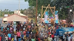  ரெட்டியாா்சத்திரம் கோபிநாத சுவாமி கோயில் வளாகத்தில் வழுக்கு மரம் ஏறிய இளைஞா்கள்.