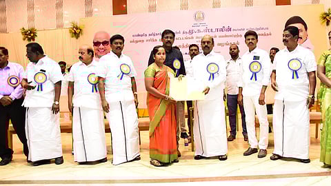 பயனாளிகளுக்கு நலத்திட்ட உதவிகளை வழங்கிய பொதுப்பணித் துறை அமைச்சா் எ.வே. வேலு.