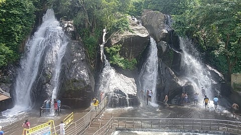  குற்றாலம் ஐந்தருவியில் மிதமாக கொட்டும் தண்ணீா்.