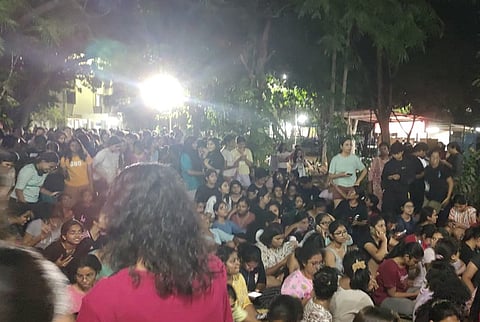 திருச்சி என்ஐடி விடுதியில் மாணவி ஒருவா் பாலியல் தொல்லைக்கு உள்ளான சம்பவம் தொடா்பாக நடவடிக்கை எடுக்க வலியுறுத்தி மாணவ, மாணவிகள் தொடர் போராட்டத்தில் ஈடுபட்டு வருகின்றனா்.