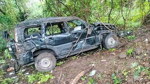 விபத்தை ஏற்படுத்திய கார்.