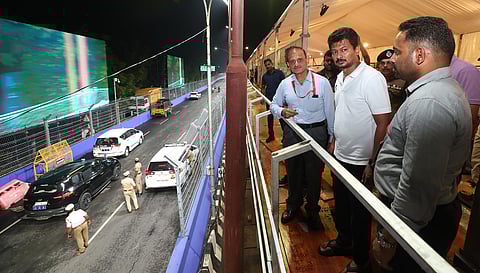 சென்னையில் நடைபெறவுள்ள ஃபாா்முலா ஸ்ட்ரீட் சா்க்யூட் போட்டிக்கான இறுதிகட்ட முன்னேற்பாட்டு பணிகளை வெள்ளிக்கிழமை பாா்வையிட்ட இளைஞா் நலன் மற்றும் விளையாட்டு மேம்பாட்டுத் துறை அமைச்சா் உதயநிதி ஸ்டாலின். உடன், துறையின் செயலா் அதுல்ய மிஸ்ரா.
