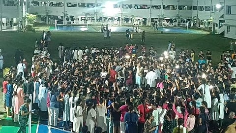 விடுதி வளாகத்தில் போராட்டத்தில் ஈடுபட்ட கல்லூரி மாணவிகள்.