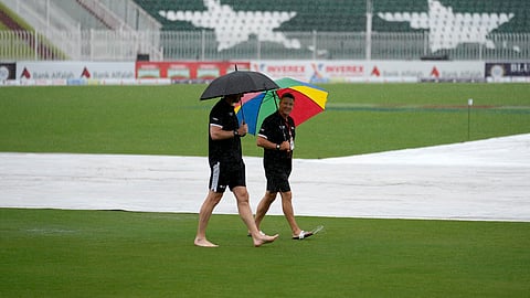 ராவல்பிண்டி மைதானத்தில் பெய்த மழையால் முதல் நாள் ஆட்டம் ரத்து.