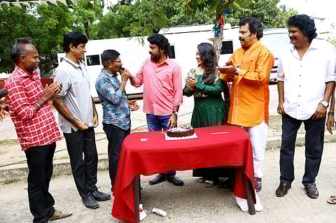 பசங்க, களவாணி, உள்ளிட்ட பல படங்களில் நடித்து பிரபலமான நடிகர் விமல் படப்பிடிப்பில் தனது பிறந்தநாளை கேக் வெட்டி கொண்டாடினார்.