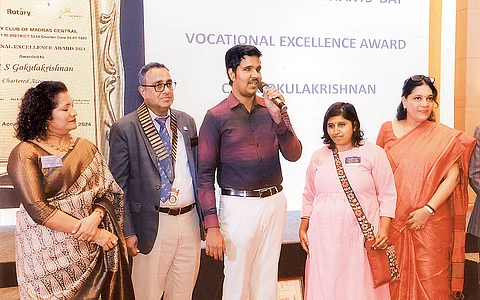 பட்டயக்கணக்காளர் தினத்தில் கோகுல கிருஷ்ணனுக்கு   சாதனையாளர் விருது வழங்கியபோது... பேசுவது கோகுல் அருகில் மனைவி.