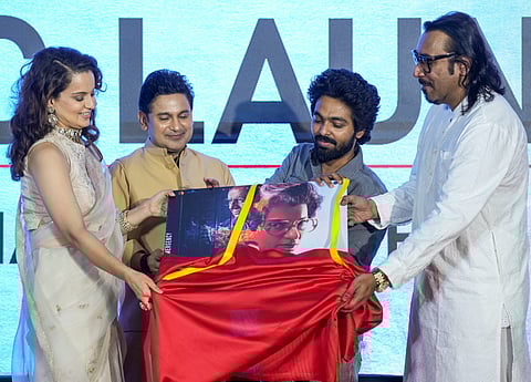 தில்லியில் நடைபெற்ற எமர்ஜென்சி படத்தின் இசை வெளியீட்டு விழாவில் பாடலாசிரியர் மனோஜ் முந்தாஷிர் மற்றும் இசைக்கலைஞர்களான ஜி.வி.பிரகாஷ் குமார் மற்றும் ஆர்கோ பிரவோ முகர்ஜி ஆகியோருடன் நடிகையும் பாஜக எம்.பி.யுமான கங்கனா ரனாவத்.