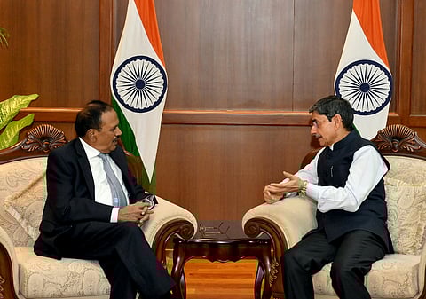 சென்னையில் உள்ள ஆளுநா் மாளிகையில் ஆளுநா் ஆா்.என்.ரவியை சனிக்கிழமை சந்தித்துப் பேசிய தேசிய பாதுகாப்பு ஆலோசகா் அஜித் தோவல்.