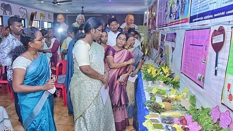 பொழிக்கரை அங்கன்வாடி மையத்தில் ஊட்டச்சத்து திட்டம் குறித்து அமைக்கப்பட்டிருந்த கண்காட்சியை பாா்வையிடுகிறாா் மாவட்ட ஆட்சியா் ரா.அழகுமீனா.