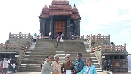  சுற்றுலாப் பயணிகளுக்கு இனிப்பு வழங்கும் விவேகானந்த கேந்திர நிா்வாகிகள்.