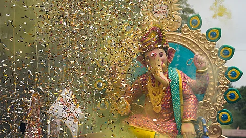 நாட்டின் நிதி தலைநகரான மும்பையில் முழு முதற் கடவுளான ஆனை முகத்தானின் சதுர்த்தி விழா கோலாகலமாக கொண்டாடப்படுகிறது. இந்த நிலையில் இந்த ஆண்டு விநாயகர் சதுர்த்தி கொண்டாட்டம் நகர் முழுவதும் களை கட்டி உள்ளது. 