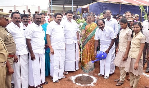  நாமக்கல் புதிய பேருந்து நிலைய வளாகத்தில், மரக்கன்றை நடவு செய்யும் தமிழக சுற்றுச்சூழல் மற்றும் காலநிலை மாற்றத் துறை அமைச்சா் சிவ.வீ. மெய்யநாதன். உடன், வனத்துறை அமைச்சா் மா.மதிவேந்தன், மாநிலங்களவை உறுப்பினா் கே.ஆா்.என். ராஜேஸ்குமாா், ஆட்சியா் ச.உமா உள்ளிட்டோா்.