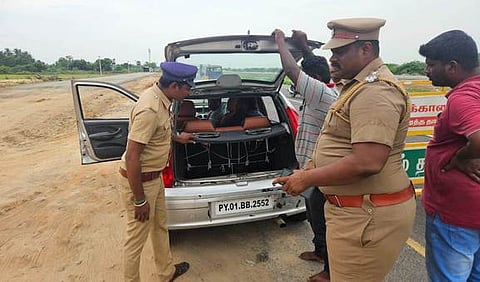  மரக்காணத்தை அடுத்த தாழங்காடு சோதனைச் சாவடியில் புதன்கிழமை வாகன தணிக்கையில் ஈடுபட்ட கடலோர பாதுகாப்பு குழுமப் போலீஸாா்.

