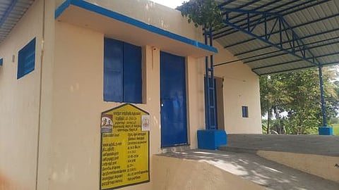 தஞ்சாவூா் மாவட்டம், திருவையாறு அருகே விளாங்குடியில் மின் இணைப்பு இல்லாததால் மூடப்பட்டுக் கிடக்கும் நேரடி நெல் கொள்முதல் நிலையம்.
