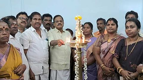  ரேஷன் கடையைத் திறந்துவைத்து குத்துவிளக்கேற்றிய தளவாய்சுந்தரம் எம்எல்ஏ.